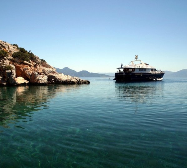 Admiral Yacht OH QUE LUNA - Moored