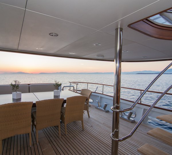 Aft Deck And Alfresco Dining Table