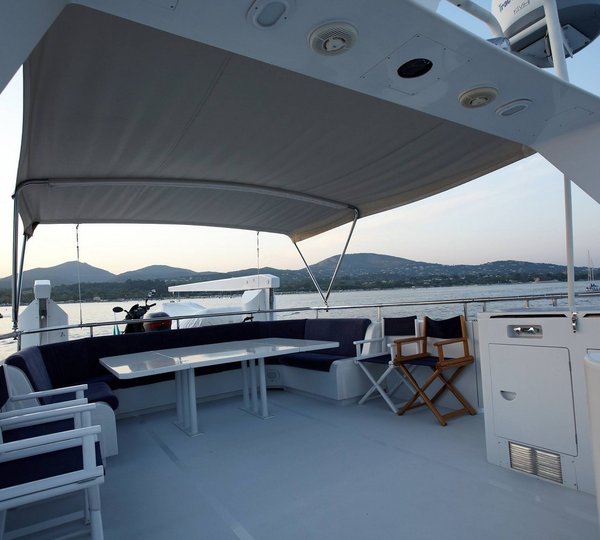 Alfresco Dining On Sundeck