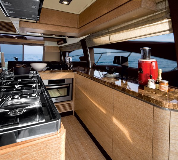 Azimut 64 Flybridge - galley