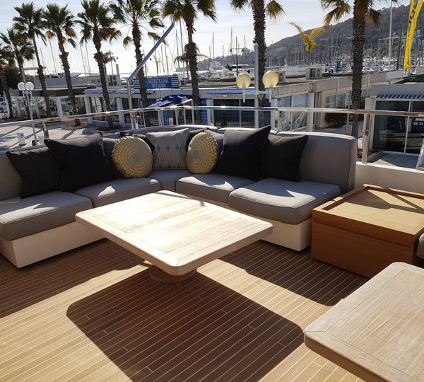 Cocktail Area Upper Deck