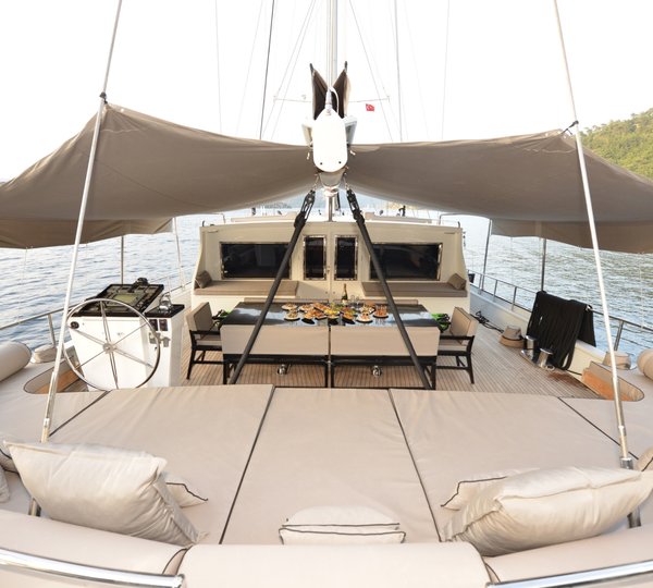 Aft deck sunpads