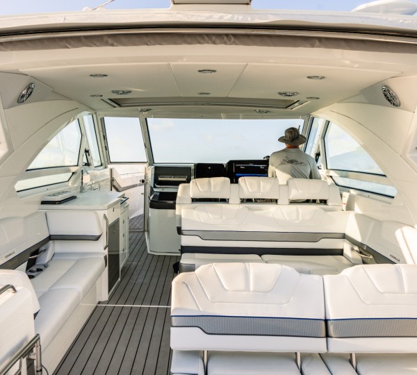 Formula 400 Super Sport Crossover Tender Seating 