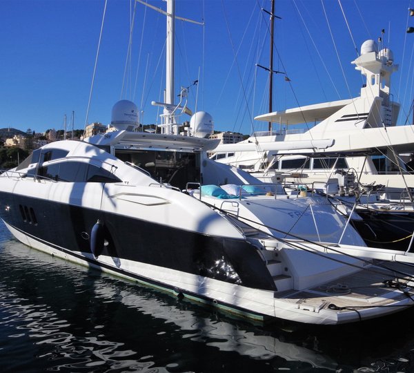 Sunseeker yacht FROGGY - Stern view