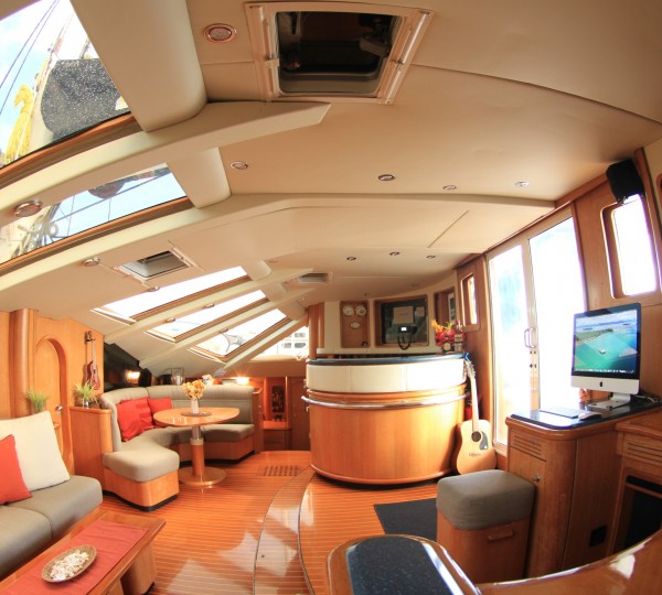 Salon view port to starboard