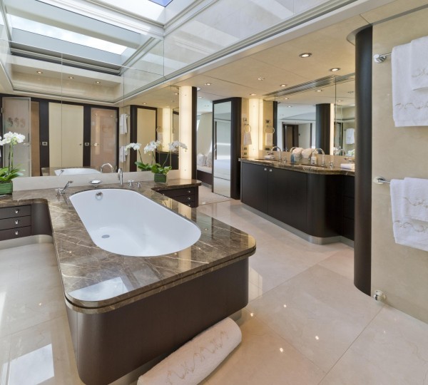 Incredible Ensuite With Bathtub