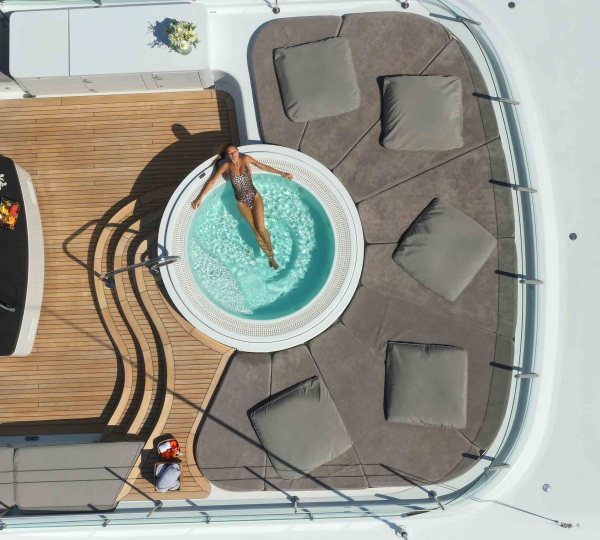 Jacuzzi With Sunpads