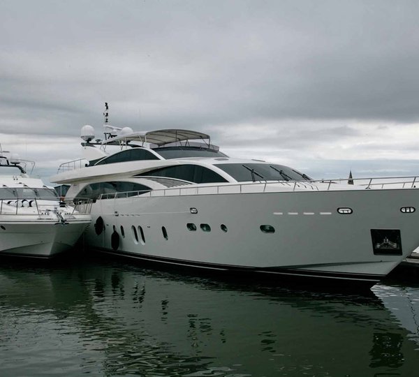 Lady Emma - Exterior