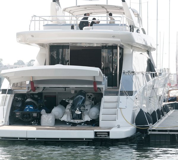 Lady Emma - Exterior