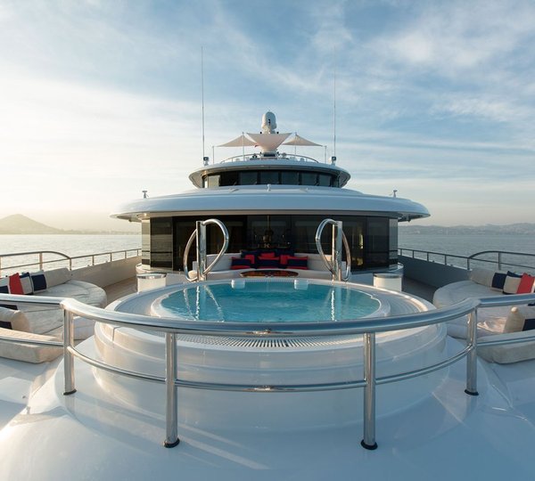 Motor Yacht EXCELLENCE V- Forward Hot Tub
