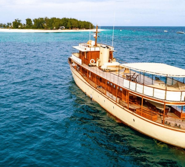 Motor Yacht Over The Rainbow Of London