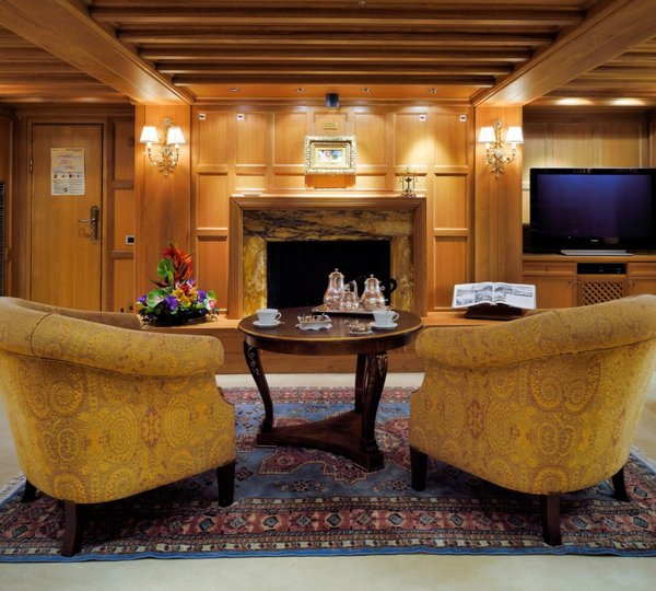 Onassis Suite lounge