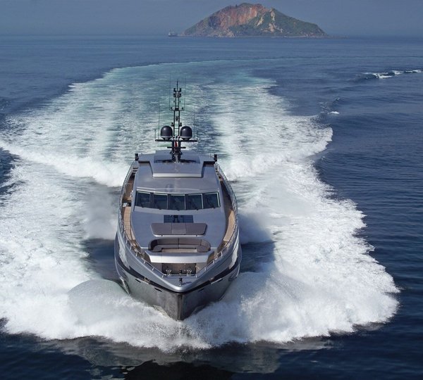 37m RL NOOR - Bow view cruising