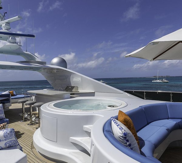 Sun Deck Jacuzzi, Bar And Sounbathing Area