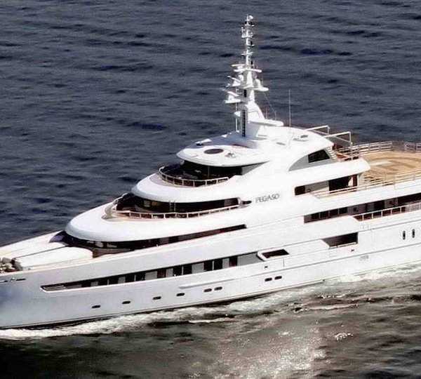 Superyacht Naia