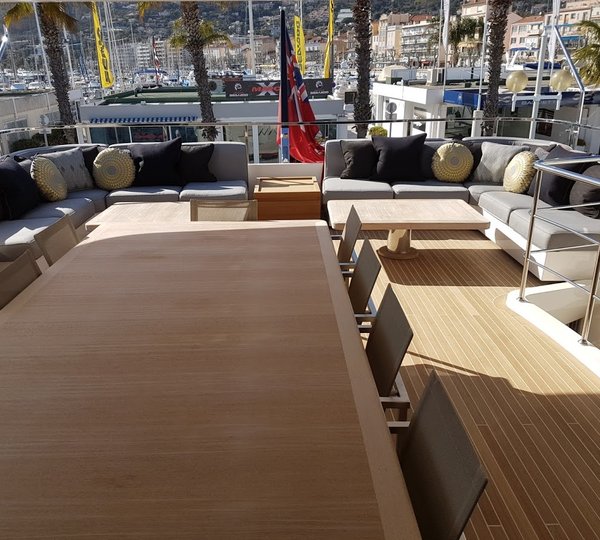 Upper Deck Alfresco Dining