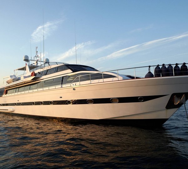 Versilcraft Yacht QUEEN SOUTH - Anchored