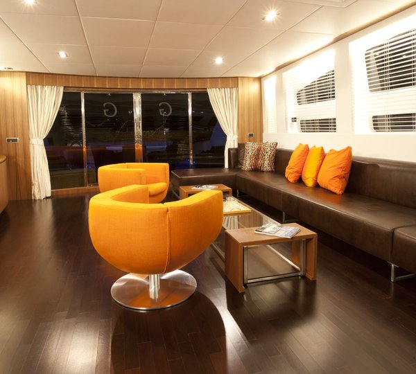 Salon in wood and orange tones