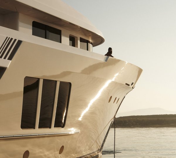 YAcht E&E By Vripack - Profile With Model