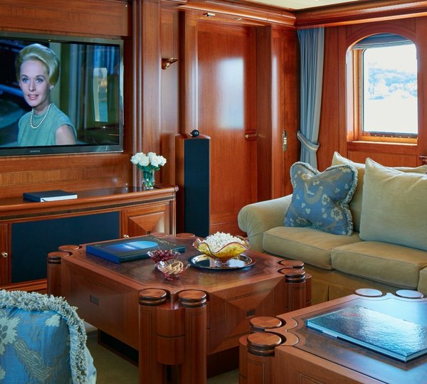 Yacht ATHENA - Sitting