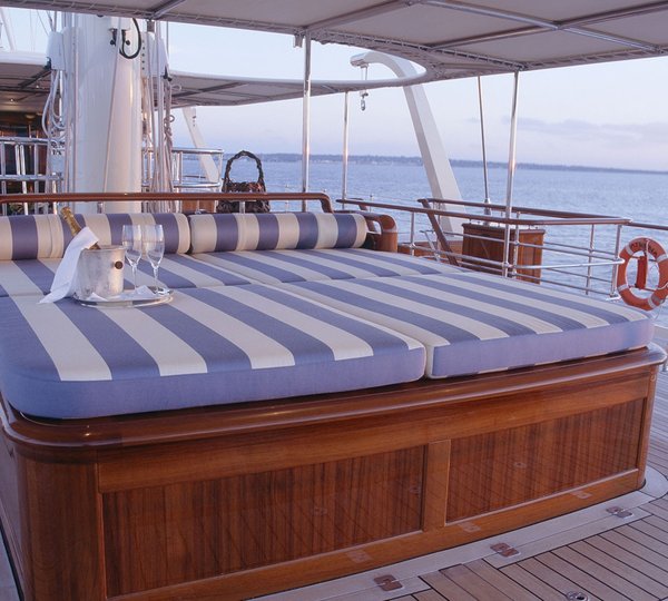 Yacht ATHENA - Sunbeds