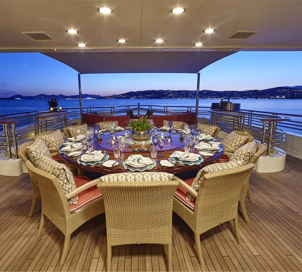 Yacht Cocoa Bean - Al Fresco Dining