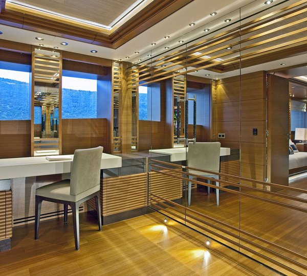 Yacht MARY JEAN II By ISA - Master Desk