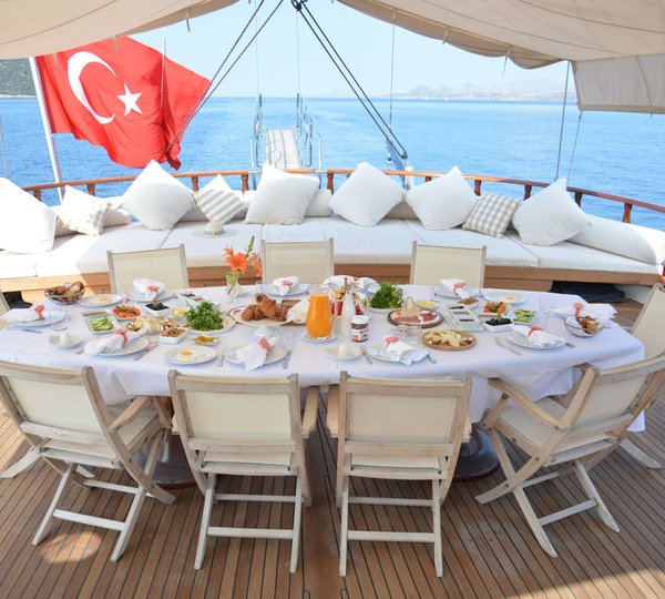 Aft Alfresco Dining And Sun Pads