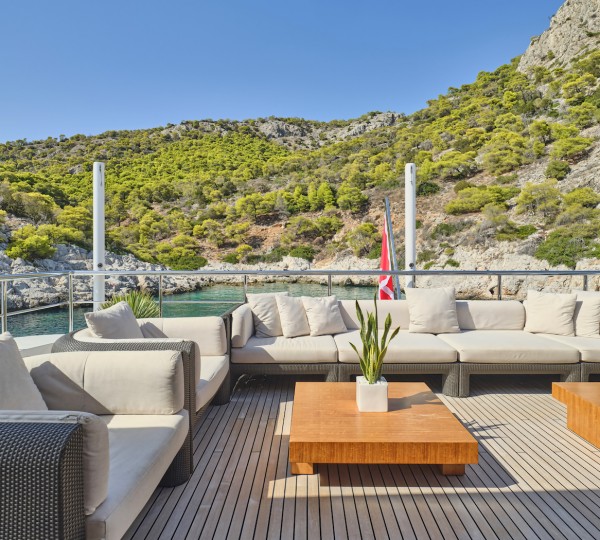 Aft Deck Seating - Photo Studio Reskos