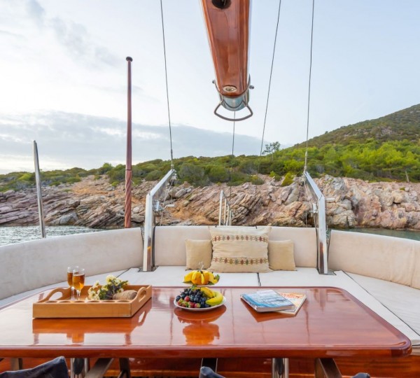 Aft Deck With Full Beam Sofa