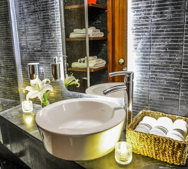 Double Cabin Bathroom 4