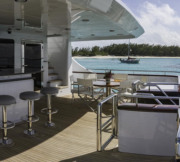 Main Deck Aft - Bar And Seating