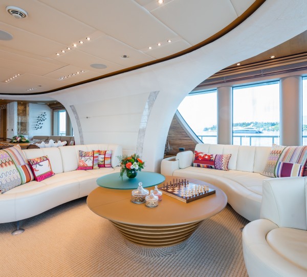 Main Saloon - Table And Chess