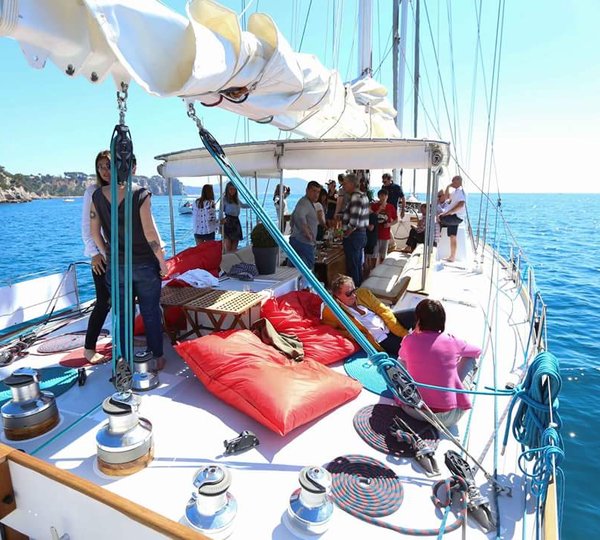 Sailing On DAME DES TROPIQUES