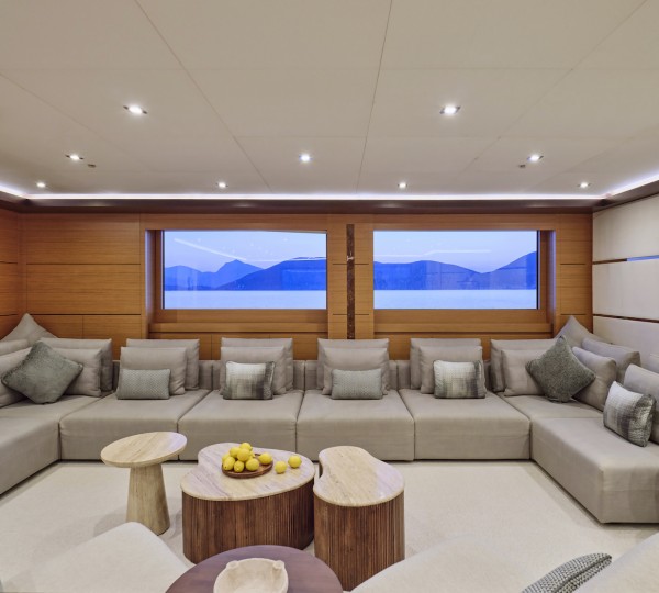 Upper Saloon Seating - Photo Studio Reskos