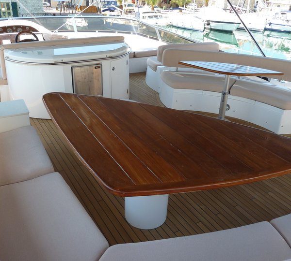 The 25m Yacht LUCKY BEAR