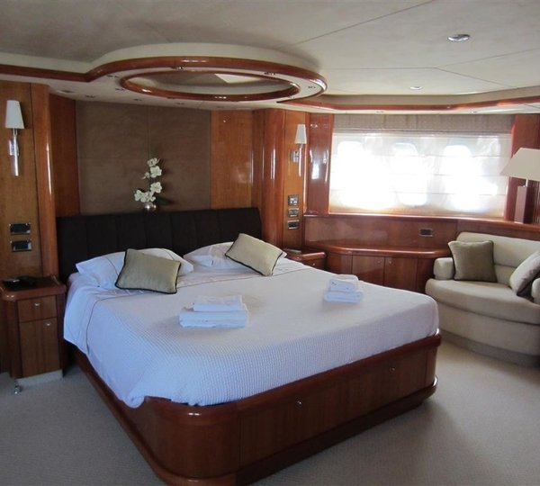 The 25m Yacht LUCKY BEAR
