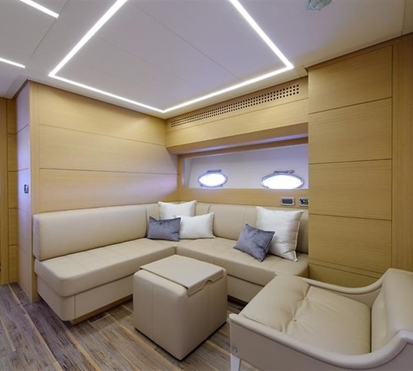 The 25m Yacht PERSHING 82