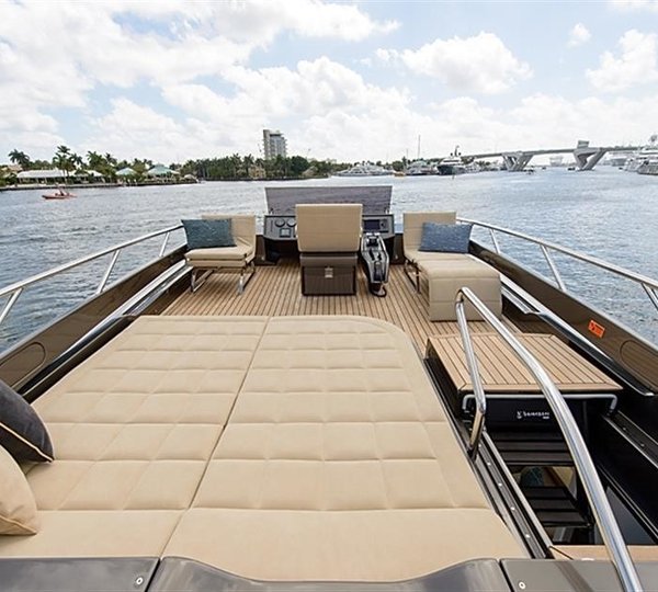 The 25m Yacht PERSHING 82