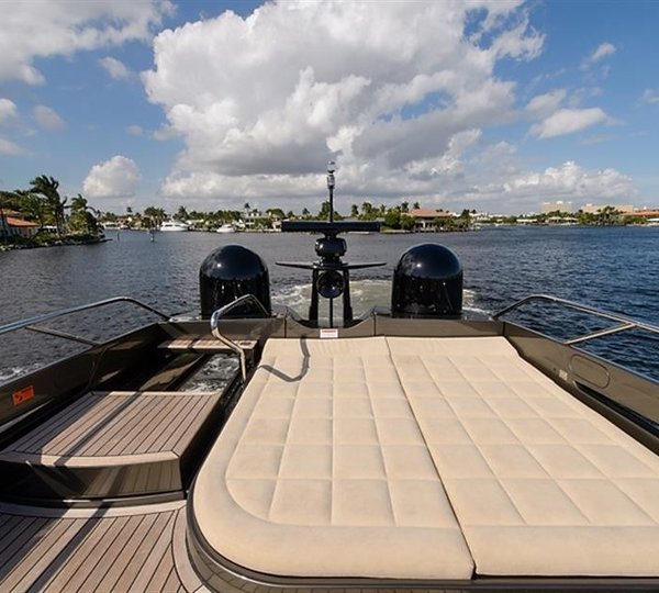 The 25m Yacht PERSHING 82