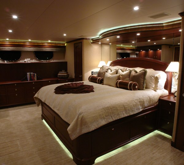 The 25m Yacht SEAS THE MOMENT