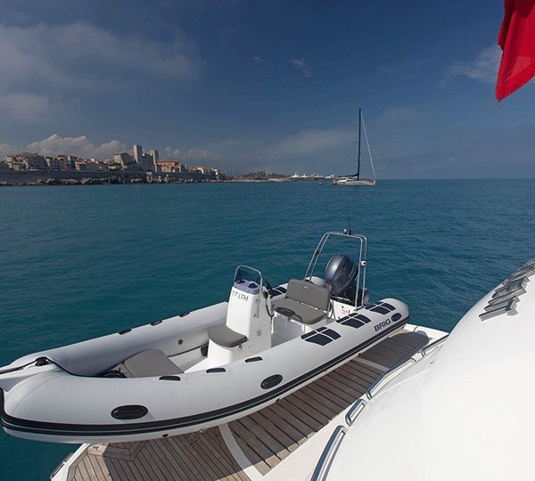 The 28m Yacht LIVE THE MOMENT