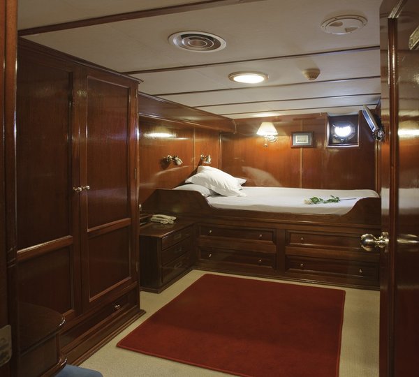 The 33m Yacht SOUTHERN CROSS