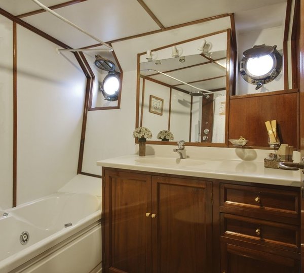 The 33m Yacht SOUTHERN CROSS