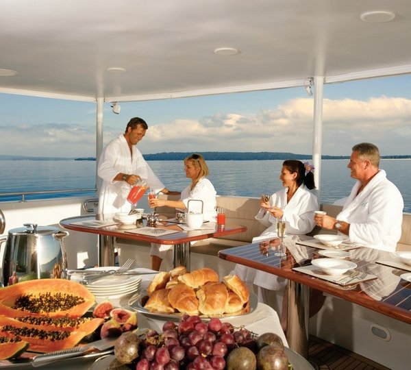 Aft deck alfresco dining
