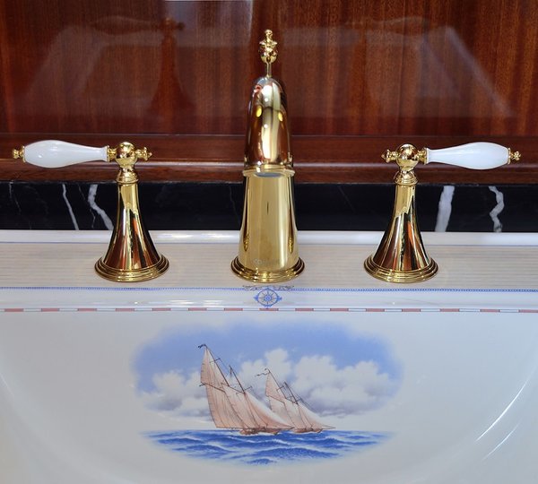 Close Up: Yacht GLORIOUS's Bath Photograph