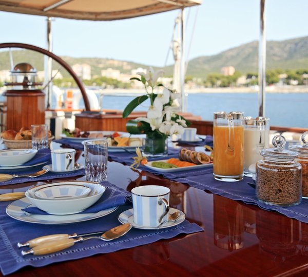 Breakfast On Yacht GWEILO