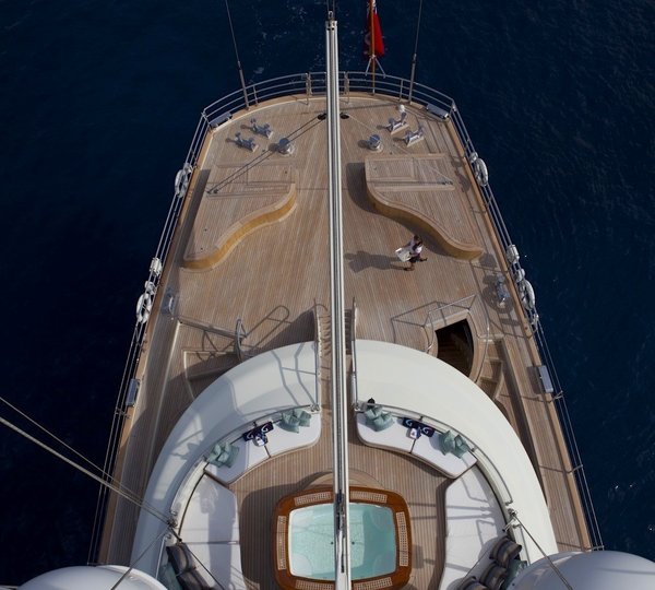 Jacuzzi Pool: Yacht LUNA's Above Aspect Image