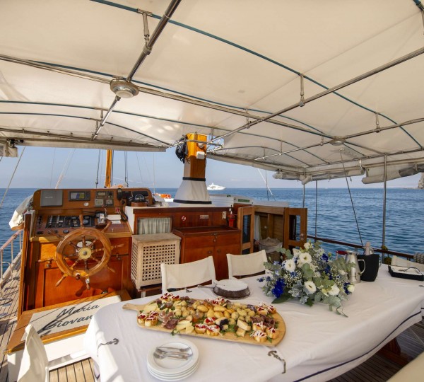 Al Fresco Dining Set Up