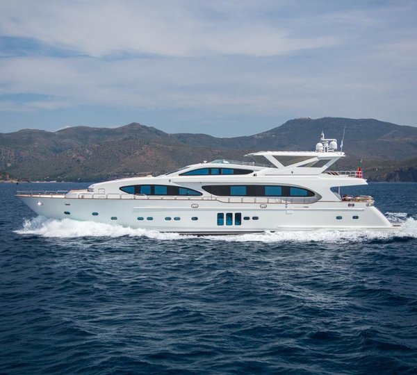 Motor Yacht MADNESS - Cruising